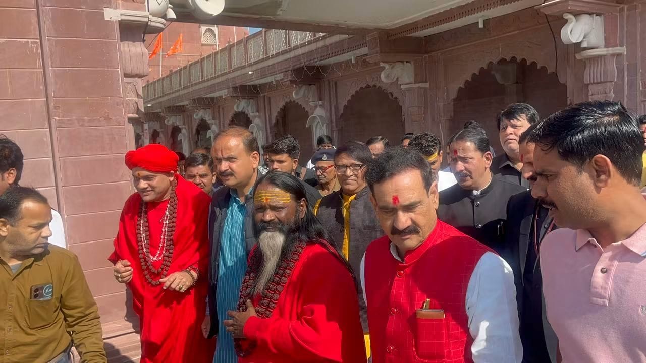 मंदिर दर्शन के अवसर पर गुरुजी एवं गणमान्यजन