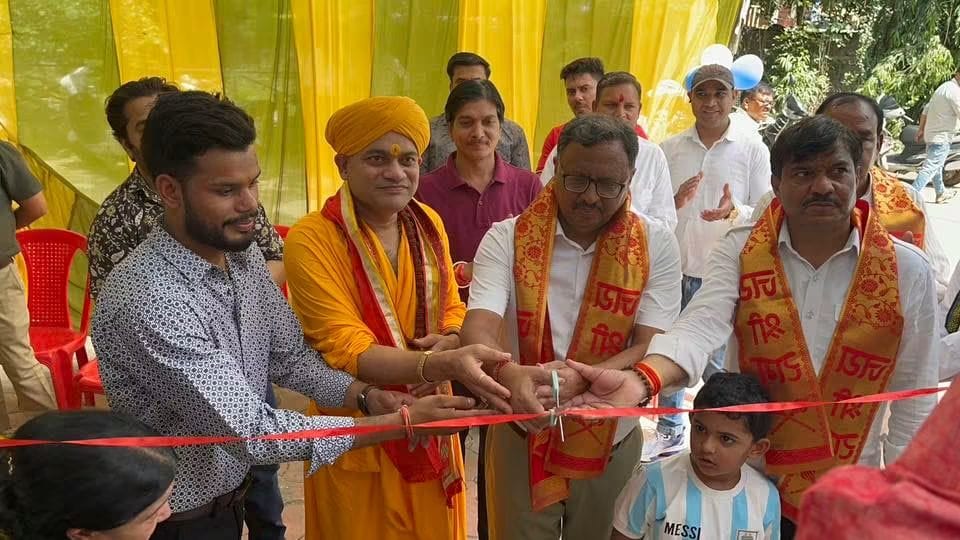 शुभारंभ समारोह में गुरुजी द्वारा फीता काटकर उद्घाटन