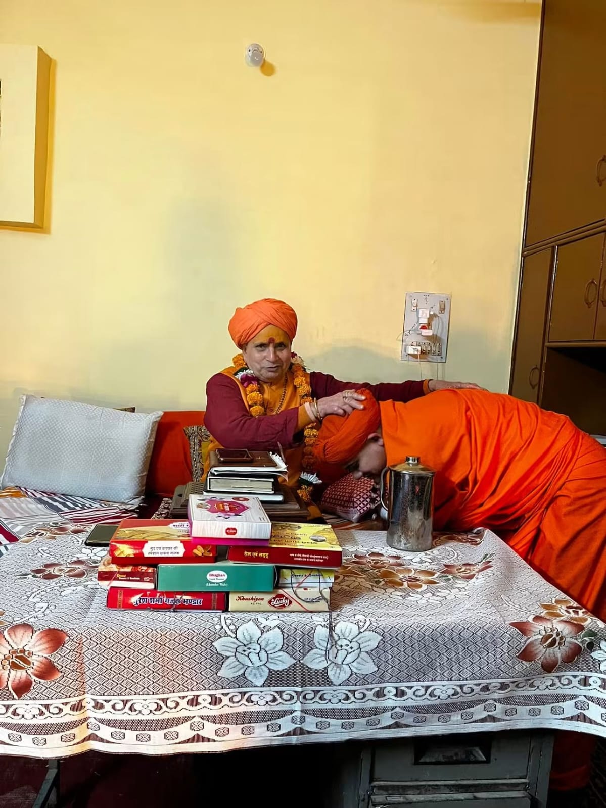 गुरुजी द्वारा शिष्य को आशीर्वाद